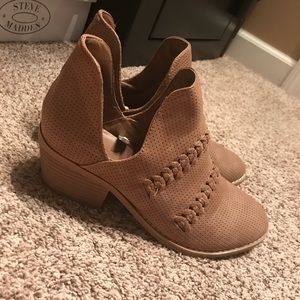 UNIVERSAL THREAD TAN BOOTIES
